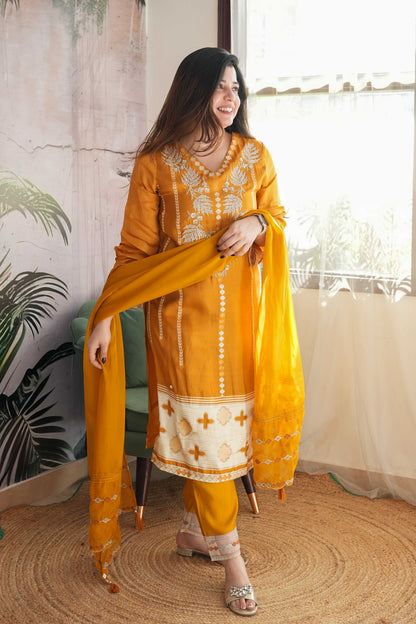 Sehri Thread Embroidered Suit Set