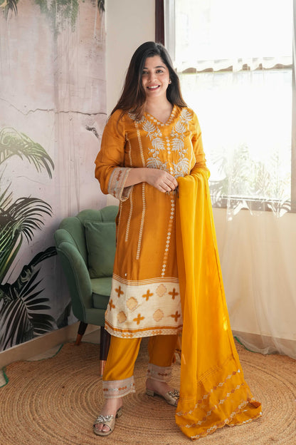 Sehri Thread Embroidered Suit Set