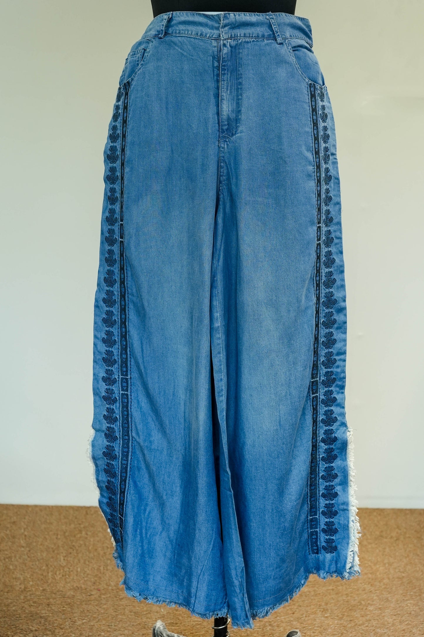 Side Cut Denim Flared Jeans